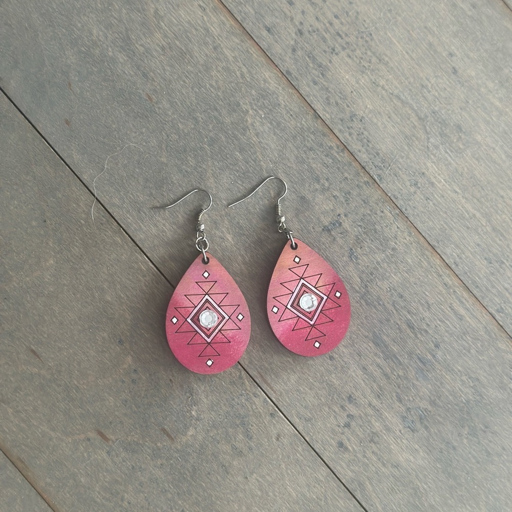 Dark pink ombré country western earrings